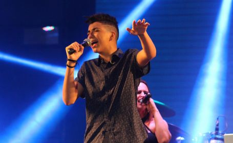 Wagner Barreto, vencedor do The Voice Kids 2016, abre o show de Amado Batista 