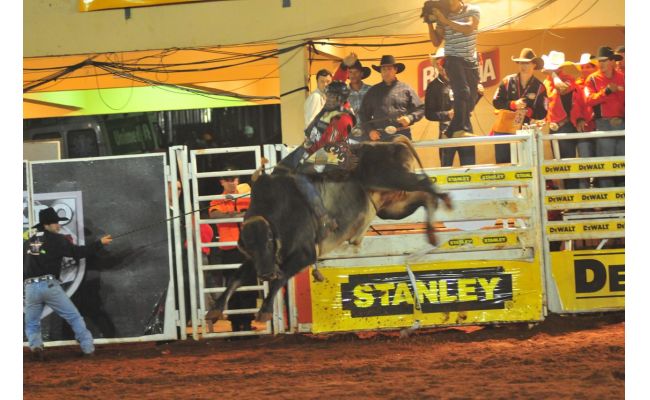 57ª ExpoLondrina abre a temporada 2017 da PBR Brasil 